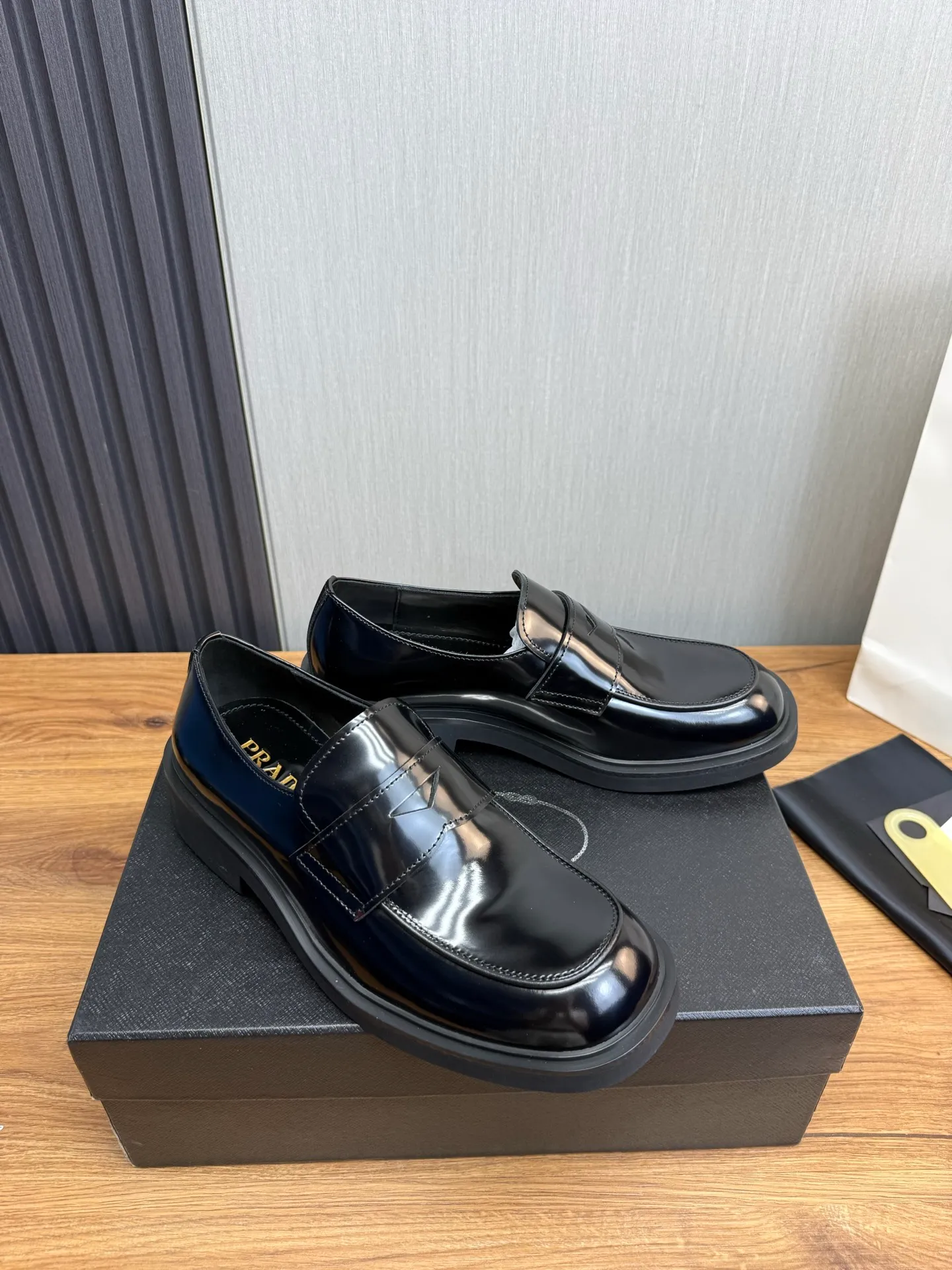 Men's shoes 💰840💰 [PRADA] New models synchronized with the official website, high-quality shipments ✔️Hot-sellers🔥 Original cowhide. Open edge beaded cowhide + cowhide lining, 1🆚1 replica, original lightweight foam outsole, 38-45 (men's 38.45 custom-made, non-refundable)